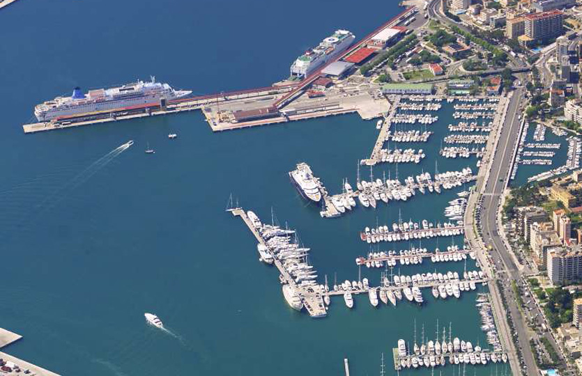 70 x 14 Mètre Poste d'amarrage Club de Mar Port de Plaisance A Vendre