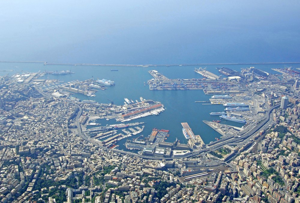 60 x 11 Mètre Poste d'amarrage Genova Port de Plaisance A Vendre