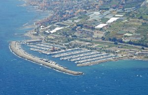 15 x 4.5 Mètre Poste d'amarrage Port de Plaisance Degli Aregai A Vendre
